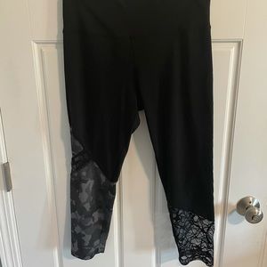 Capris leggings with lace abs camouflage details